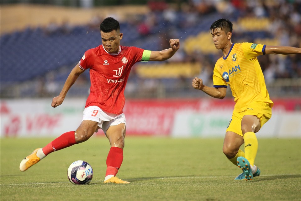 TPHCM thua Sông Lam Nghệ An 0-2 dù chơi hơn người
