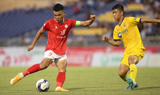 TPHCM (áo đỏ) dù thi đấu hơn người vẫn thất bại trước Sông Lam Nghệ An. Ảnh: HCMFC