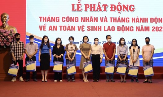 Liên đoàn Lao động quận Nam Từ Liêm trao trợ cấp dịp Tháng Công nhân năm 2022. Ảnh minh hoạ: CĐQ