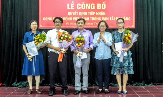 Công đoàn ngành Y tế thành phố tiếp nhận Công đoàn cơ sở Bệnh viện Giao thông vận tải Đà Nẵng với 113 đoàn viên Công đoàn. Ảnh: Tường Minh