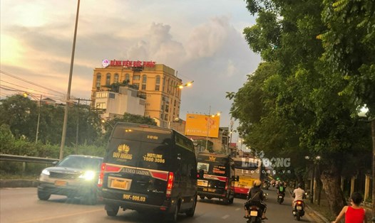 Xe hợp đồng "trá hình" tuyến cố định tung hoành trên các tuyến phố Hà Nội. Ảnh: PV.