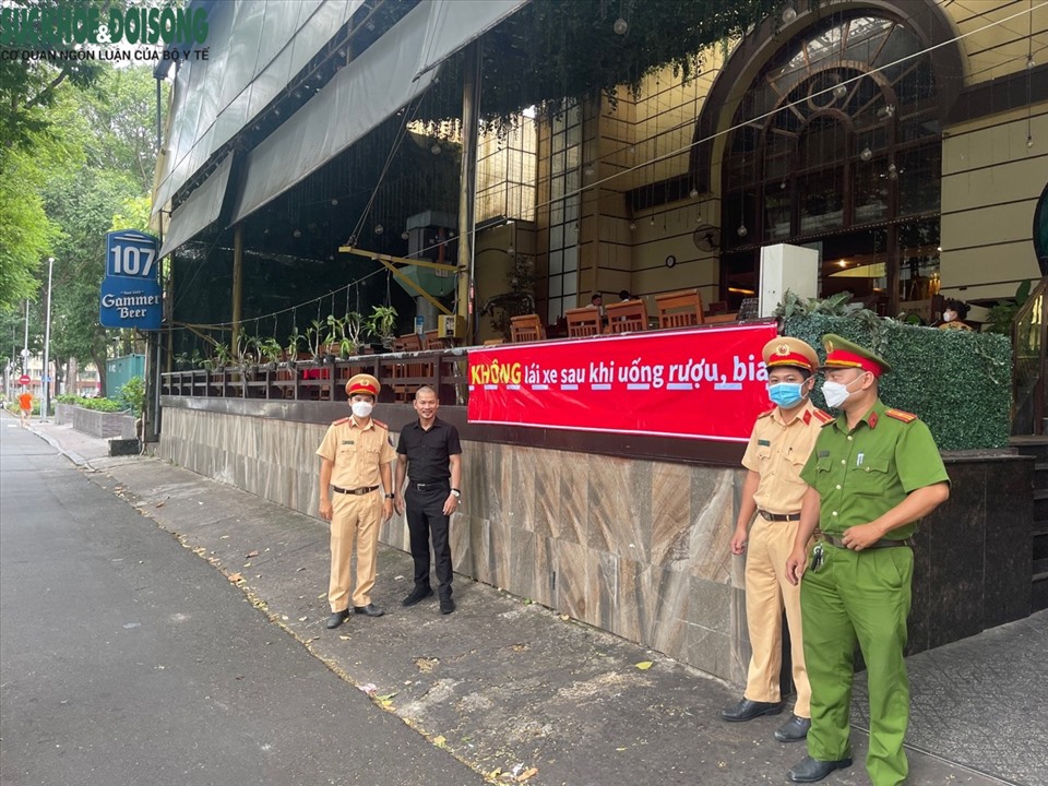 Lực lượng CSGT tuyên truyền tại một 1 quán nhậu trên địa bàn. Ảnh: PC08 TP.HCM.