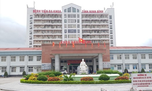 Bệnh viện Đa khoa tỉnh Ninh Bình đã mua bộ kit xét nghiệm COVID-19 của Công ty Việt Á cao gấp 2 lần. Ảnh: NT