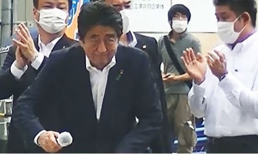 Ông Abe Shinzo phát biểu trong cuộc vận động ở Nara ngày 8.7, nghi phạm bắn ông Abe, Tetsuya Yamagami, có thể được nhìn thấy từ phía sau. Nghi phạm mặc áo polo, đứng thứ 2 từ phải sang. Ảnh chụp màn hình