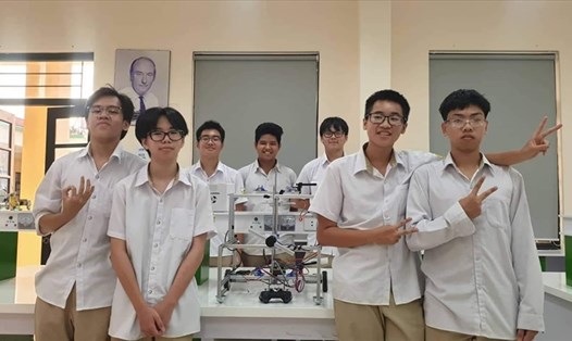Học sinh Trường THPT Phan Huy Chú trong một hoạt động nghiên cứu khoa học kỹ thuật.