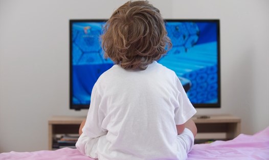 Trẻ dễ bị "nghiện" xem tivi nếu cha mẹ không kiểm soát đúng cách. Ảnh: Xinhua
