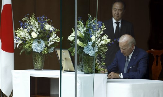 Tổng thống Joe Biden ghi sổ tang chia buồn cựu Thủ tướng Nhật Bản Abe Shinzo từ trần. Ảnh: AFP