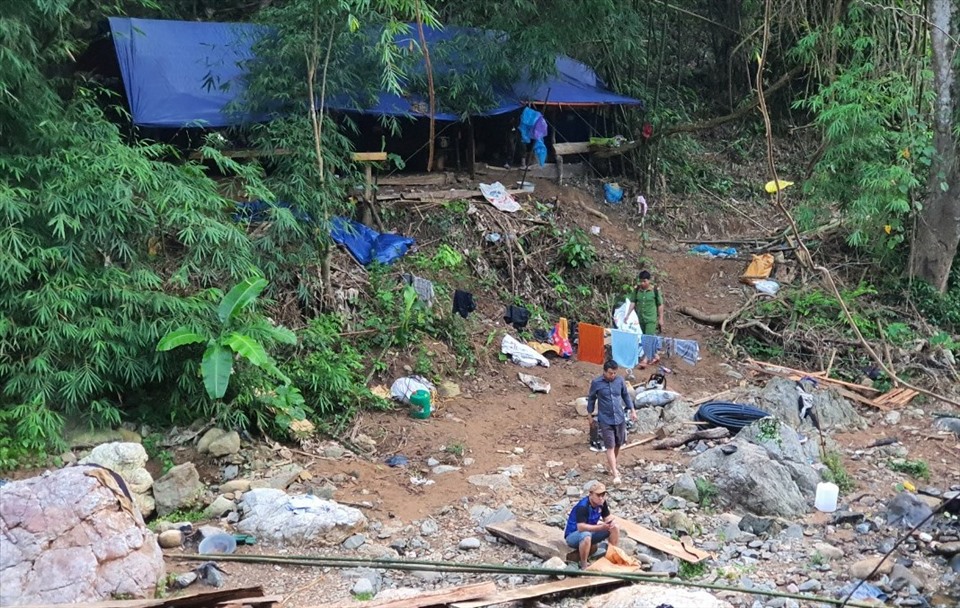 1 lán trại của các đối tượng khai thác vàng trái phép dựng lên trong rừng. Ảnh: DKR