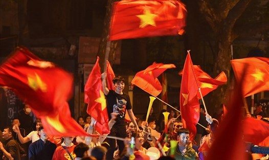 Người hâm mộ Việt Nam ăn mừng trên đường phố Hà Nội sau một trận bóng đá. Ảnh: AFP