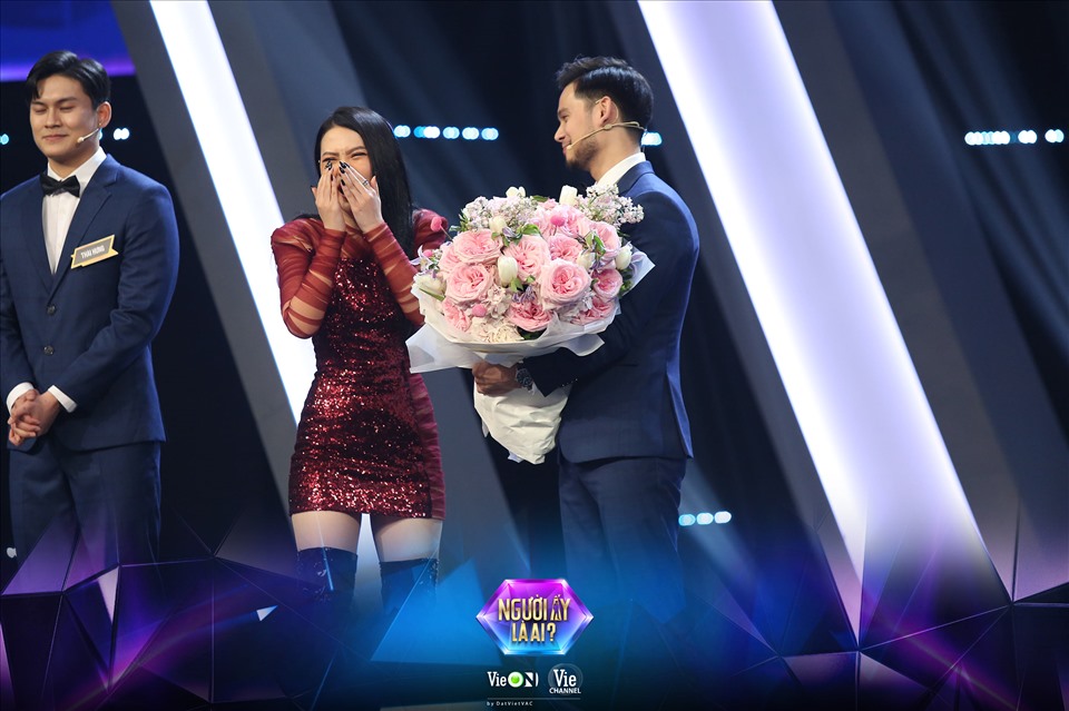 Lin Tiêu trao hoa đúng chàng trai độc thân. Ảnh: NSX.