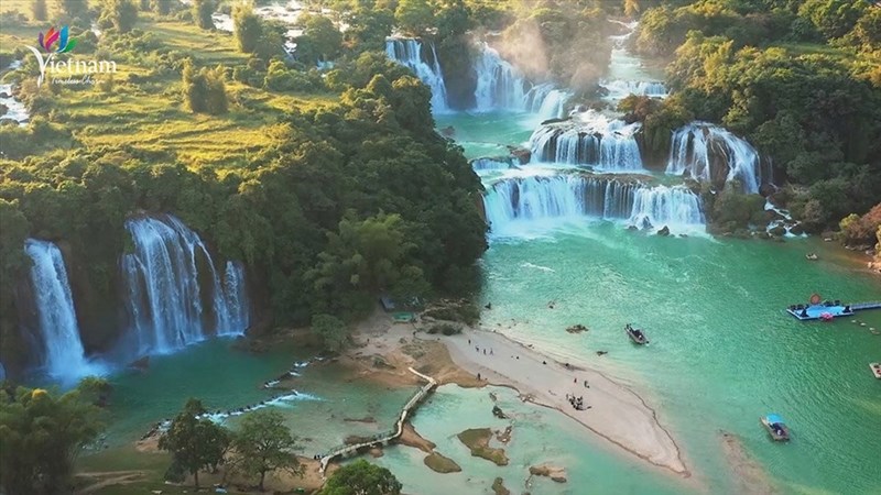 What are some of the top tourist attractions in Vietnam that are featured in videos showcasing the beautiful scenery?