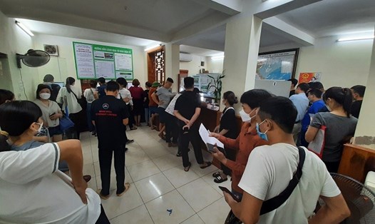 Mỗi ngày có hàng trăm công dân đến làm thủ tục cấp, đổi hộ chiếu mẫu mới tại Phòng Quản lý xuất, nhập cảnh Công an tỉnh Hải Dương.