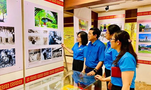 Cán bộ công đoàn tỉnh Thái Nguyên tham quan, nghiên cứu các hiện vật tại khu ATK Định Hoá, Thái Nguyên. Ảnh: CĐTN