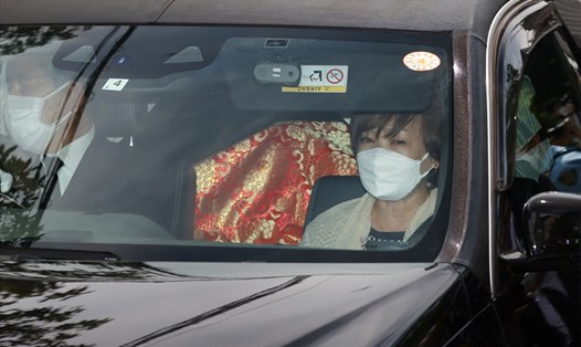 Bà Abe Akie, vợ cố Thủ tướng Nhật Bản Abe Shinzo, trên xe tang chở thi thể chồng bà, về Tokyo ngày 9.7. Ảnh: AFP