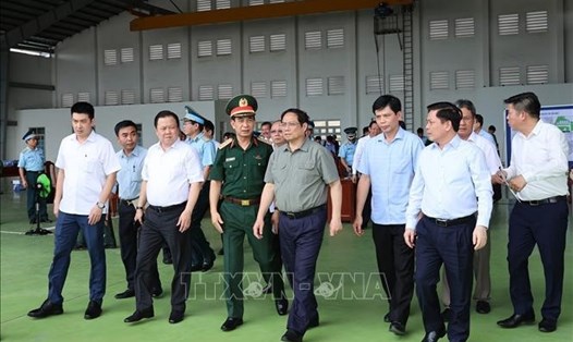 Thủ tướng Phạm Minh Chính khảo sát dự án nhà ga T3 sân bay Tân Sơn Nhất.  Ảnh: TTXVN