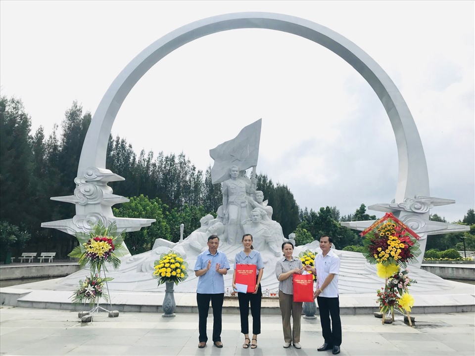 Đại diện đoàn công tác UBND huyện Hoài Đức (Hà Nội) tặng quà động viên thân nhân gia đình liệt sĩ Gạc Ma.