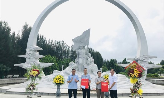 Đại diện đoàn công tác UBND huyện Hoài Đức (Hà Nội) tặng quà động viên thân nhân gia đình liệt sĩ Gạc Ma.
