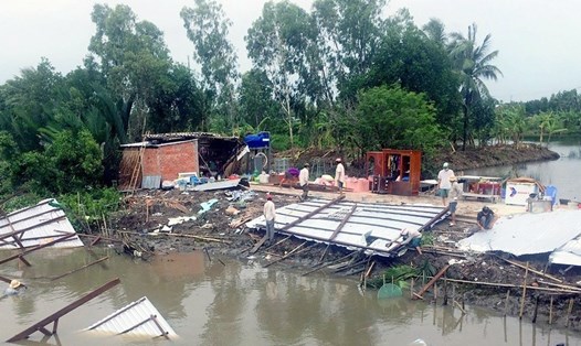 Mưa lớn kèm theo dông lốc khiến hàng trăm căn nhà tại tỉnh Cà Mau sập và tốc mái. Ảnh: Nguyên Trần