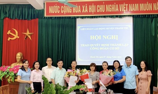Liên đoàn Lao động huyện Thanh Trì trao Quyết định thành lập Công đoàn cơ sở. Ảnh: CĐH