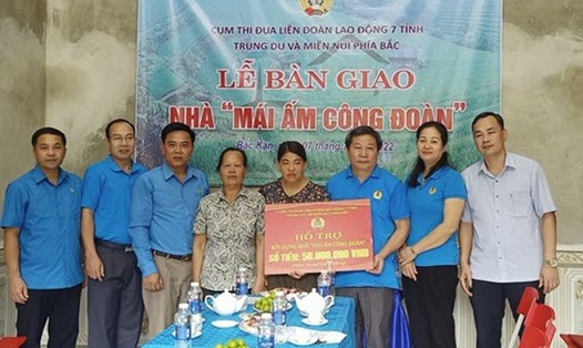 Lãnh đạo LĐLĐ 7 tỉnh trung du và miền núi phía Bắc trao nhà Mái ấm Công đoàn và tặng quà cho gia đình đoàn viên Bàn Thị Tuyết.