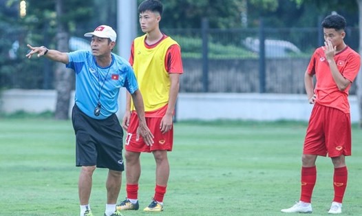 Huấn luyện viên Đinh Thế Nam xác định U19 Việt Nam sẽ nhập cuộc với thế trận đề cao phòng ngự nhưng cũng chủ động tấn công trước U19 Thái Lan. Ảnh: VFF