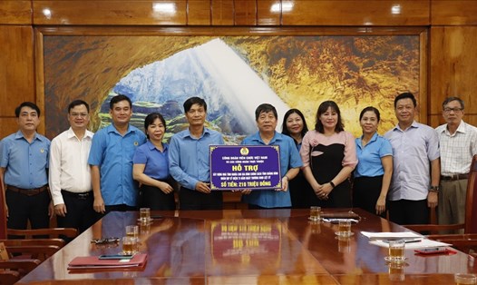 Công đoàn Viên chức Việt Nam tặng quà hỗ trợ xây dựng nhà tình nghĩa cho các gia đình chính sách tại Quảng Bình. Ảnh: Đức Tuấn