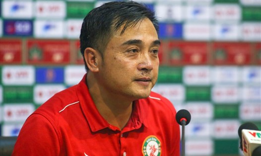 Huấn luyện viên Nguyễn Đức Thắng dự họp báo sau trận Binh Định gặp Sài Gòn. Ảnh: Thanh Vũ