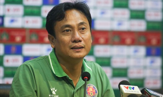 Huấn luyện viên Phùng Thanh Phương của đội Sài Gòn dự họp báo sau trận gặp Bình Định. Ảnh: Thanh Vũ