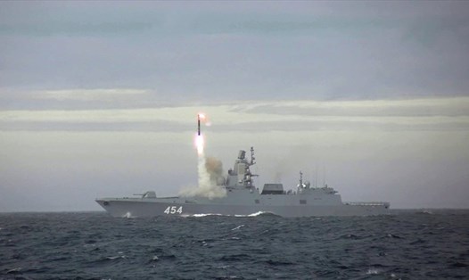 Tàu Đô đốc Gorshkov bắn thử tên lửa siêu thanh Zircon, ngày 28.5.2022. Ảnh: Bộ Quốc phòng Nga
