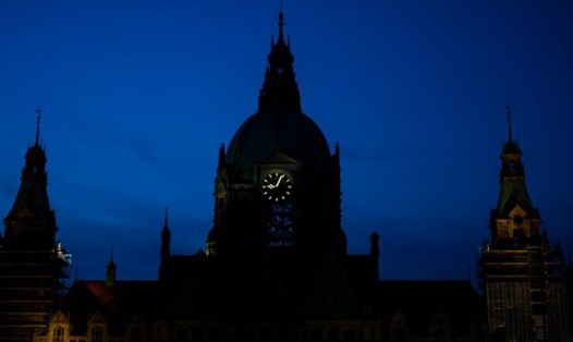 Thành phố Hannover ở Đức tắt đèn để tiết kiệm năng lượng. Ảnh: DPA