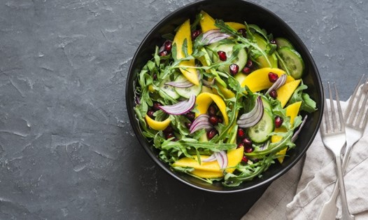 Salad xoài sốt chanh hỗ trợ giảm cân hiệu quả. Ảnh: Organic Facts