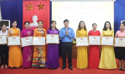 Chủ tịch LĐLĐ huyện Lệ Thủy Nguyễn Cao Thành trao tặng giấy khen cho những tập thể và cá nhân đạt thành tích xuất sắc. Ảnh: LPL