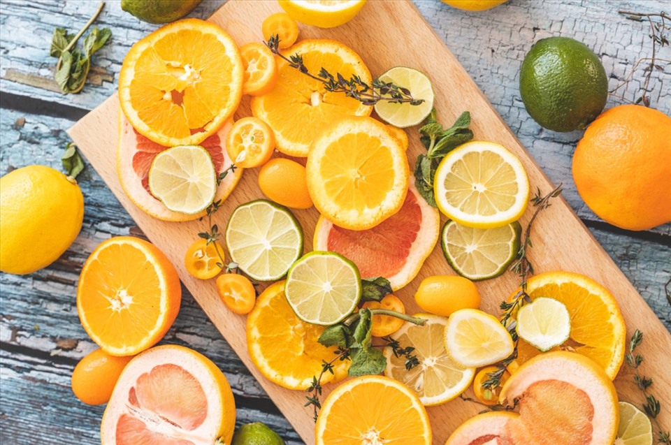 Bổ sung nhiều loại thực phẩm có chứa vitamin C sẽ giúp cơ thể có mùi thơm tự nhiên, tươi mát. Ảnh: Xinhua