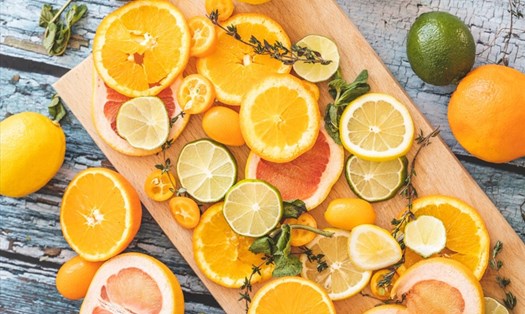Bổ sung nhiều loại thực phẩm có chứa vitamin C sẽ giúp cơ thể có mùi thơm tự nhiên, tươi mát. Ảnh: Xinhua