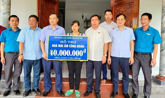 Lãnh đạo Liên đoàn Lao động tỉnh, lãnh đạo huyện ủy và Liên đoàn Lao động huyện trao tiền hỗ trợ tại gia đình chị Nguyễn Thị Minh Loan (đoàn viên Công đoàn xã Thụy Liễu).