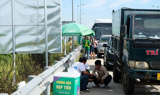 Ngày đầu thu phí tự động ở cao tốc Đà Nẵng – Quảng Ngãi đã ùn tắc cục bộ. Ảnh: TL