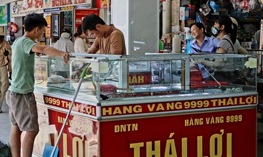 Sau vụ cướp, tiệm vàng Thái Lợi đang khắc phục hư hỏng để chuẩn bị trở lại buôn bán. Ảnh: PĐ