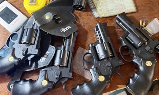 Số ma túy và 4 khẩu súng cùng đạn cơ quan công an thu giữ của đối tượng tàng trữ ma tuý. Ảnh: CA ĐN