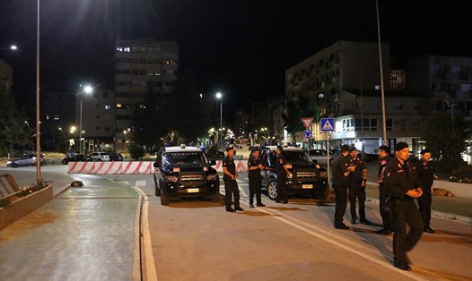 Lực lượng an ninh ở chốt kiểm soát tại thành phố Mitrovica, phía bắc Kosovo ngày 31.7. Ảnh: AFP