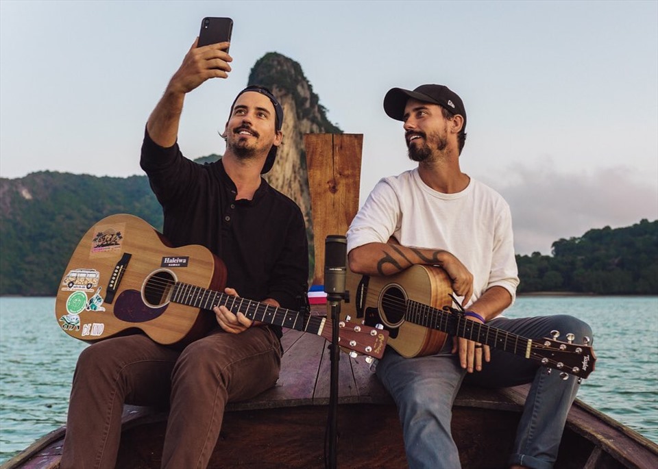 Bob và Clint quay MV âm nhạc tại Phuket, Thái Lan. Ảnh: The Moffatts