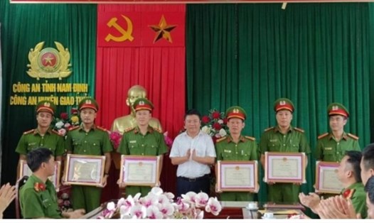 Lực lượng công an phá chuyên án buôn người sang Campuchia được khen thưởng. Ảnh: Công an Nam Định.