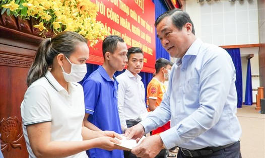 Bí thư Tỉnh ủy Quảng Nam Phan Việt Cường tặng quà công nhân lao động tại buổi đối thoại. Ảnh: Phương Nguyên