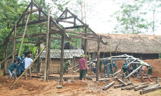 Cơ quan chức năng giúp đỡ hộ nghèo dựng nhà mới.