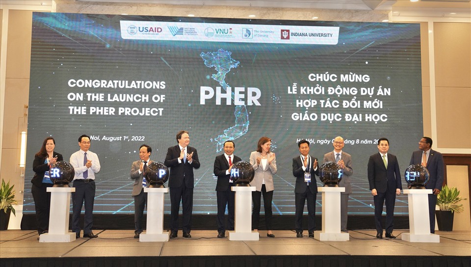 Đại sứ Mỹ Marc Knapper (thứ từ từ trái) cùng các đại biểu khởi động dự án. Ảnh: USAID