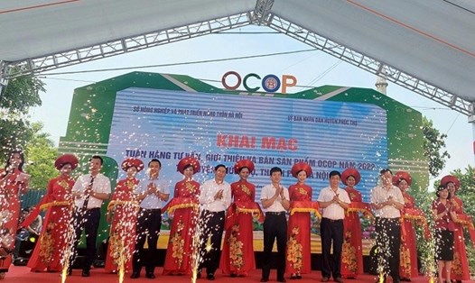 Các đại biểu cắt băng Khai mạc Tuần hàng OCOP TP Hà Nội năm 2022