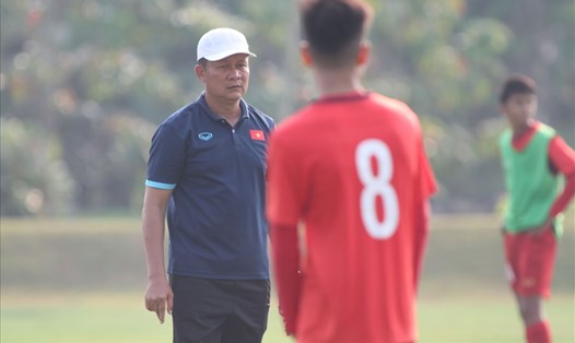 Huấn luyện viên Nguyễn Quốc Tuấn trong buổi tập cùng U16 Việt Nam chiều 1.8. Ảnh: VFF