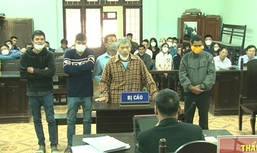 Các bị cáo chống người thi hành công vụ tại phiên tòa. Ảnh: VKS
