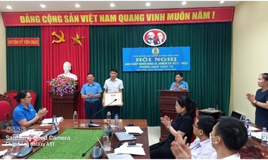 Các đoàn viên, CĐCS thuộc LĐLĐ huyện Yên Châu nhận bằng khen về thành tích trong chương trình 1 triệu sáng kiến. Ảnh: Nguyễn Thái.