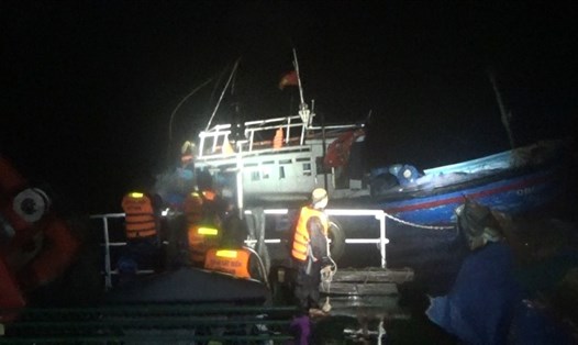 Tàu cảnh sát biển CSB 2014 cứu nạn tàu cá QB 98084 TS.