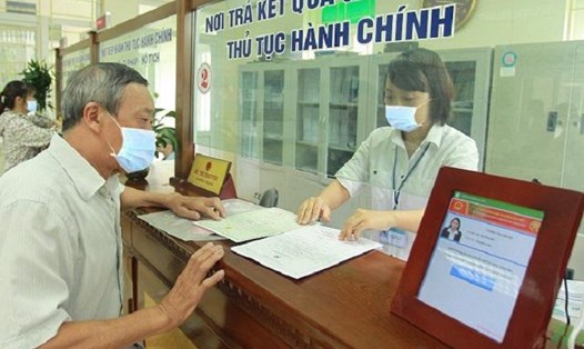 Người dân làm thủ tục hành chính tại UBND phường Đại Mỗ, quận Nam Từ Liêm